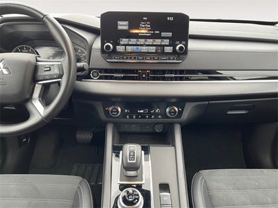 2024 Mitsubishi Outlander SE